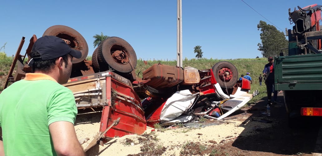Chofer logra sobrevivir de milagro tras vuelco de su vehículo en Yrybucuá