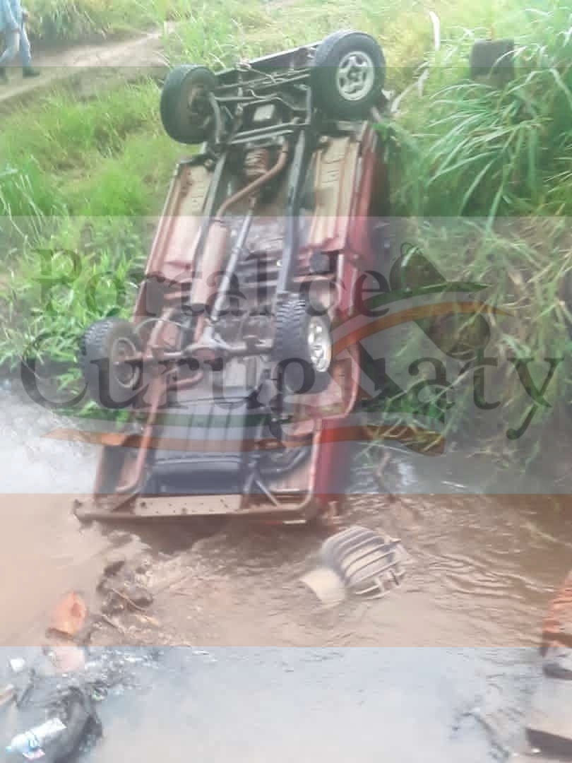 Automóvil se precipita en el río Itanarãmi