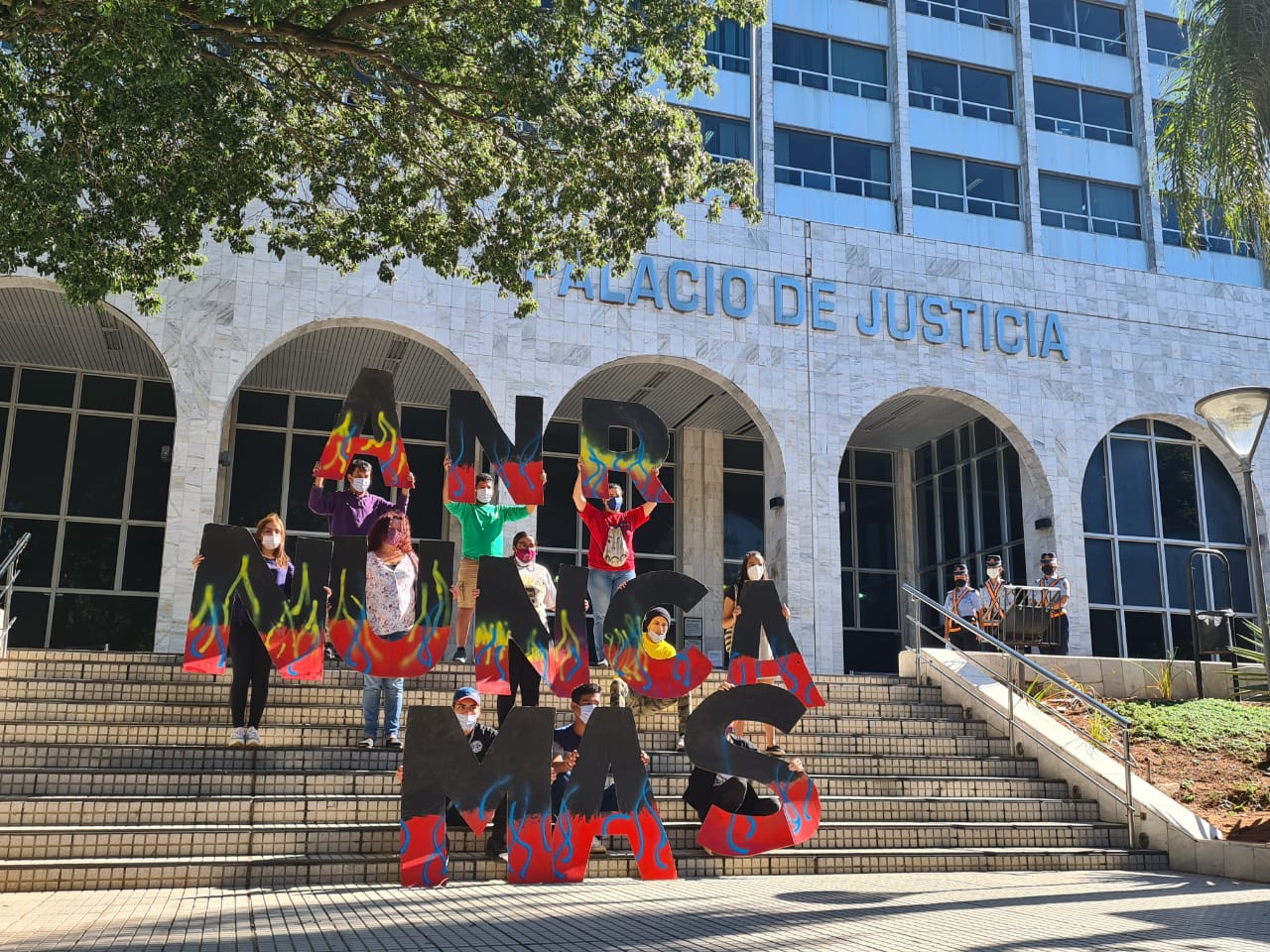 “ANR nunca más”; jóvenes exhiben escrito frente a la Corte Suprema de Justicia