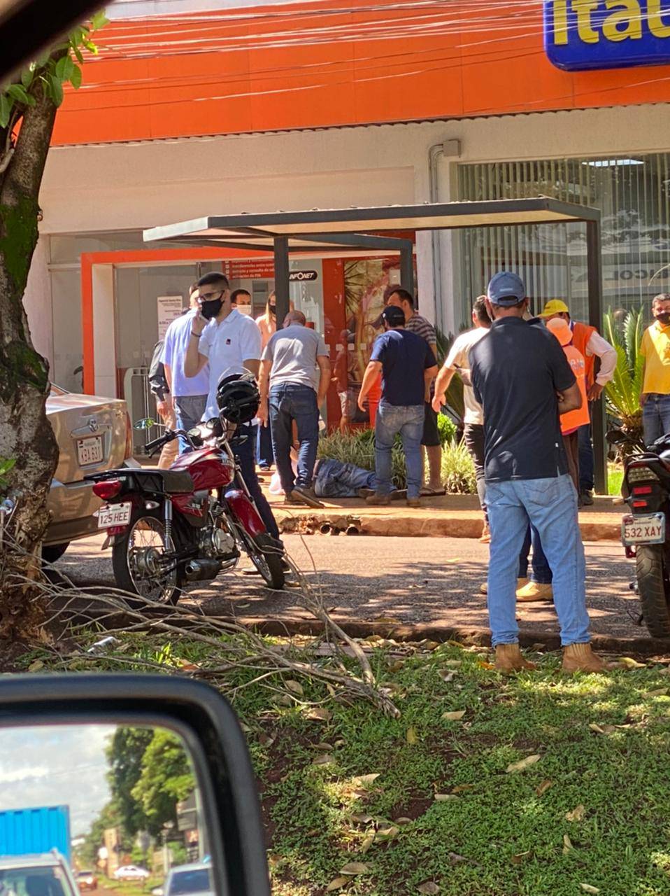 Reportan dos heridos tras asalto y robo frente a un banco de Santa Rita