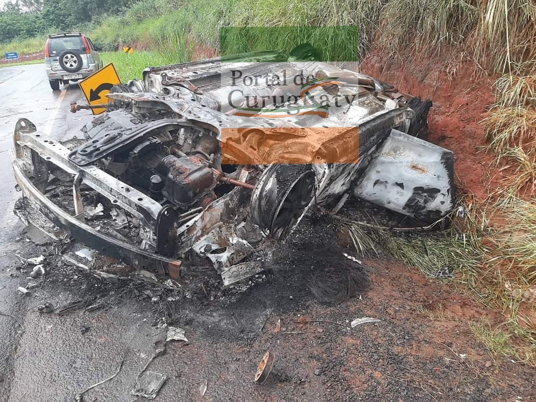 Vehículo se incendia luego de volcar