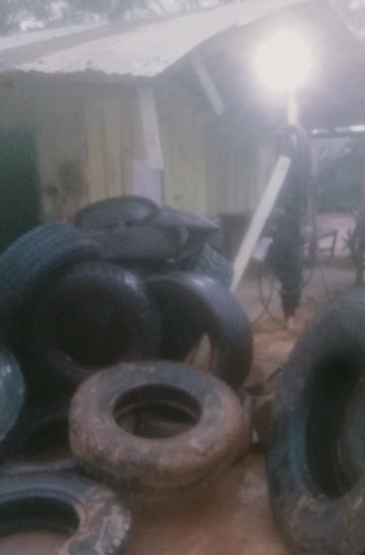Inadaptados hicieron “trompo” y destruyeron casilla de gomería