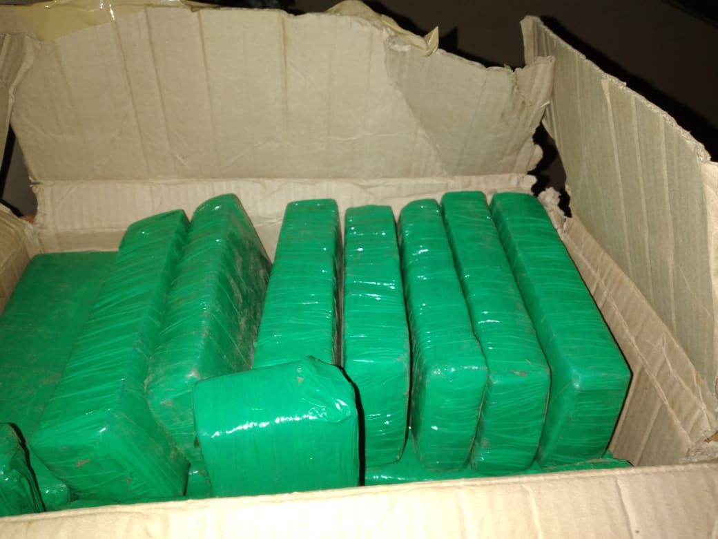 Policía detiene a 2 personas con 30 kilos de presunta marihuana