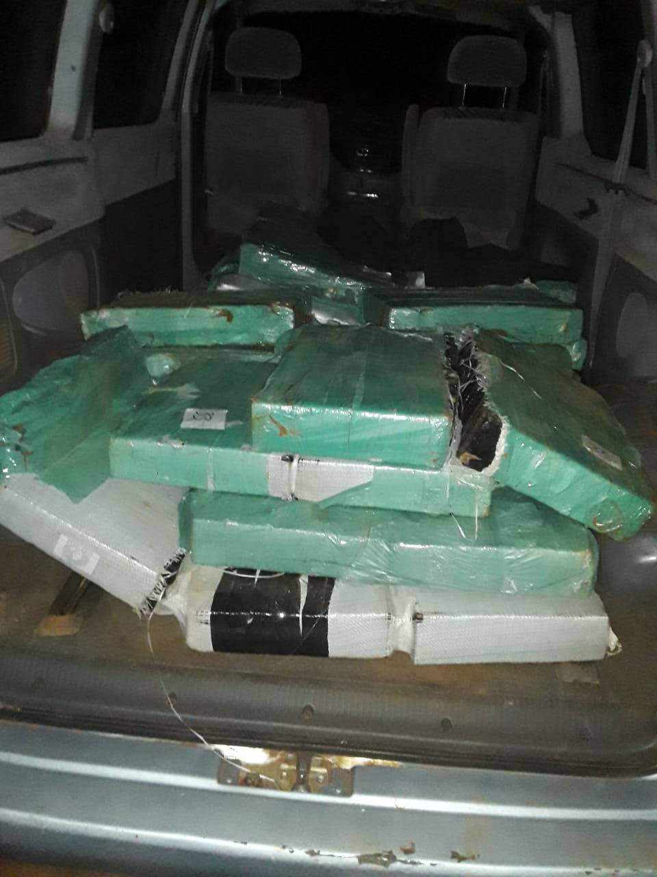 Incautan vehículo con carga de marihuana y el conductor logra fugarse