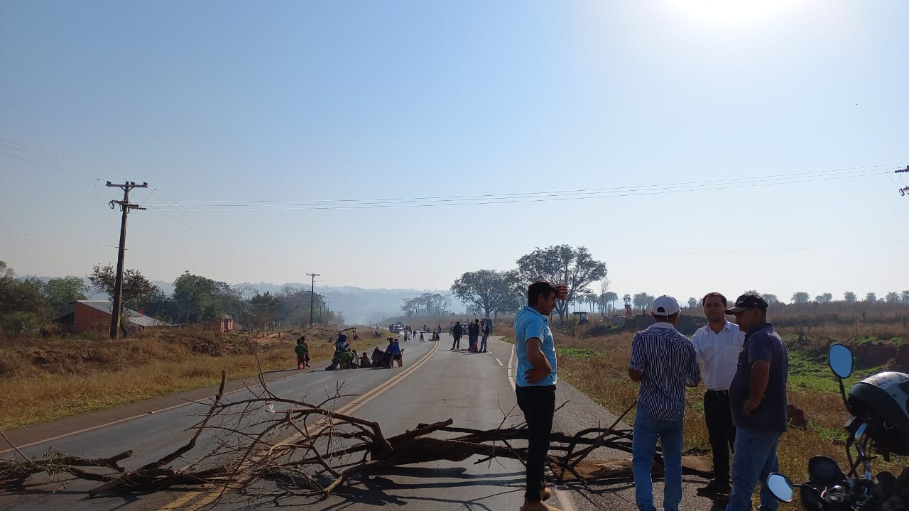 Indígenas cierran ruta para exigir ampliación de Escuela