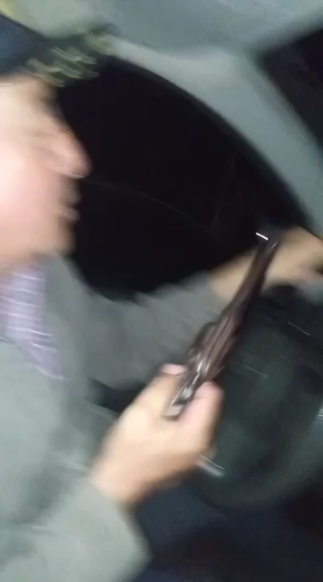 VÍDEO. Político que exhibió arma para custodiar votos se vuelve viral