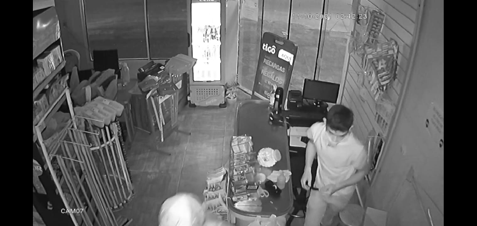 Vídeo muestra como dos ladrones robaron un supermercado en Curuguaty