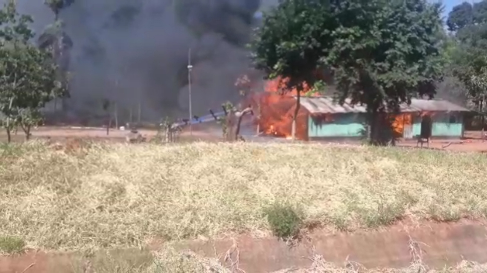 Fuego consume totalmente una vivienda en Manduarã Yasy Cañy