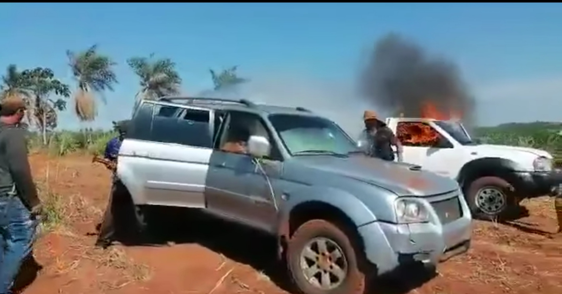 URGENTE; VIDEO. Queman vehículos y amenazan a brasileros en Yasy Cañy