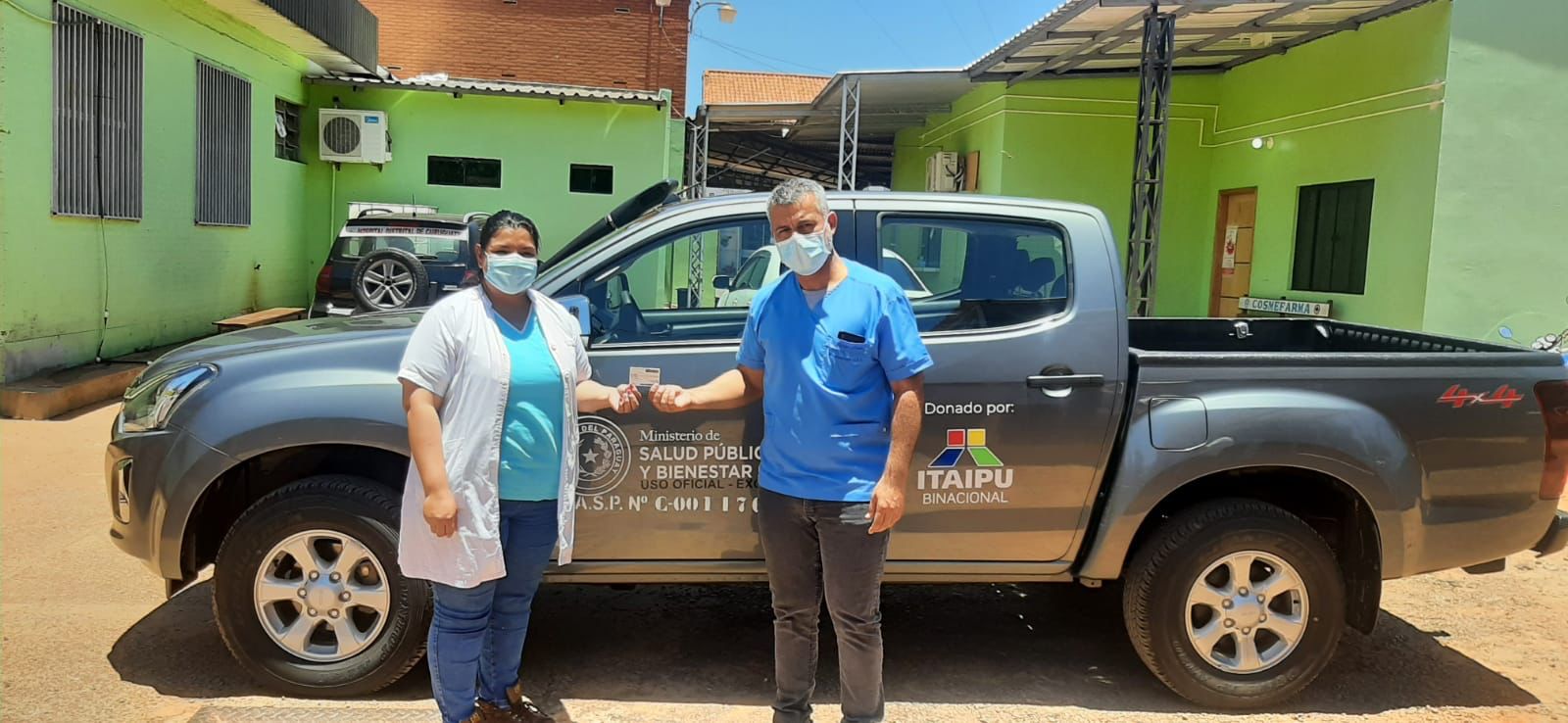 Director regional entrega camioneta para el hospital de Curuguaty