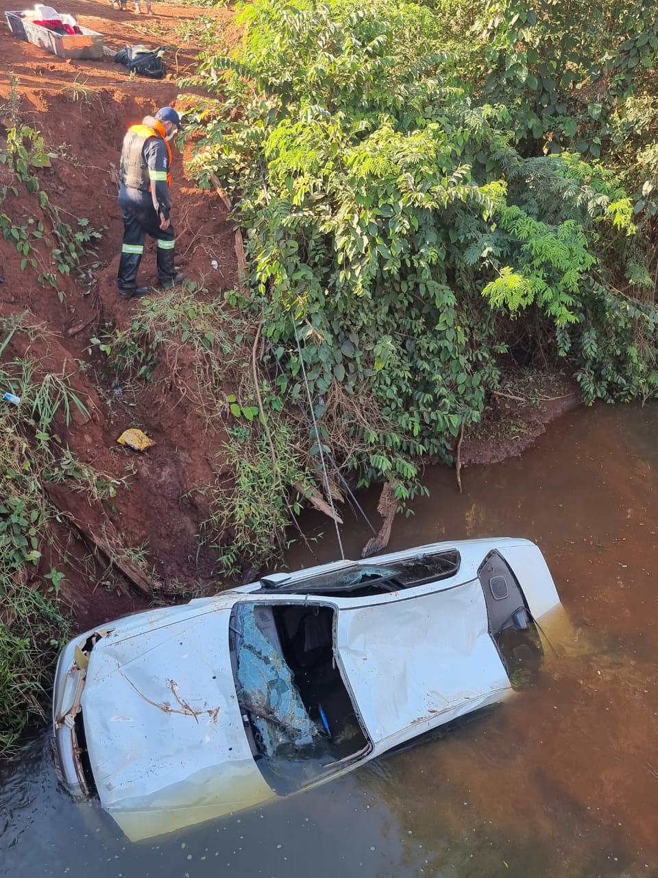 Estaba practicando a manejar pero cayó al río y falleció con su acompañante