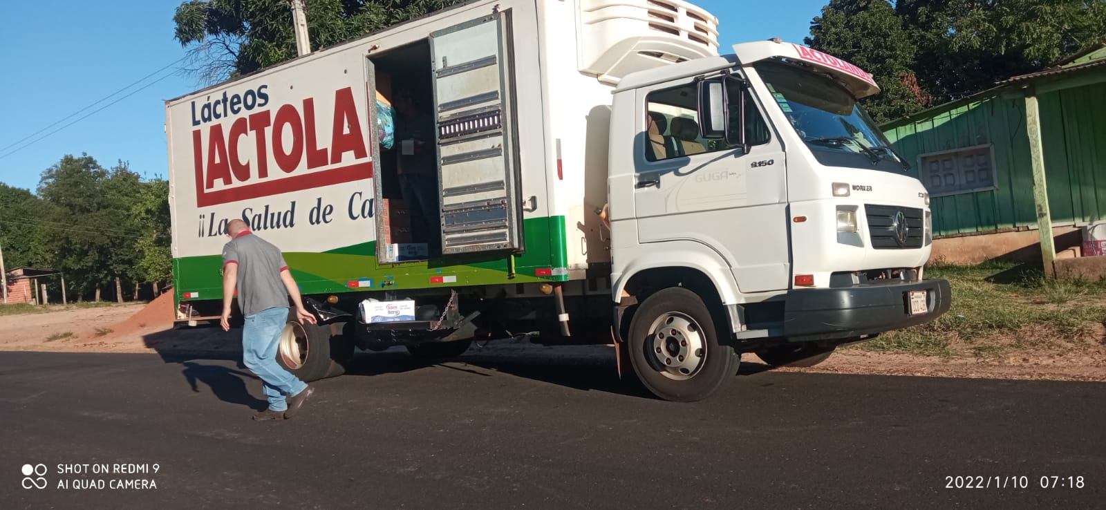 URGENTE; Reportan asalto y robo a camión repartidor de Lactolanda en Britez Cué