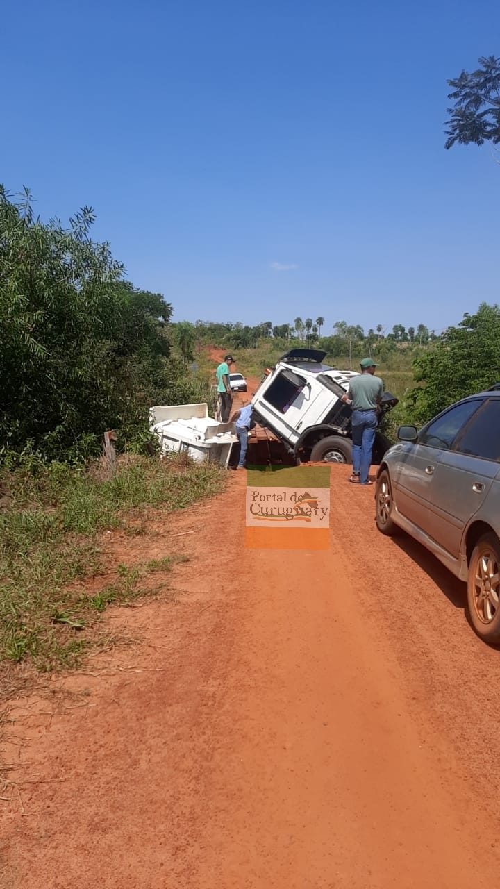 VÍDEO. Puente se desploma y camión cae en un arroyo