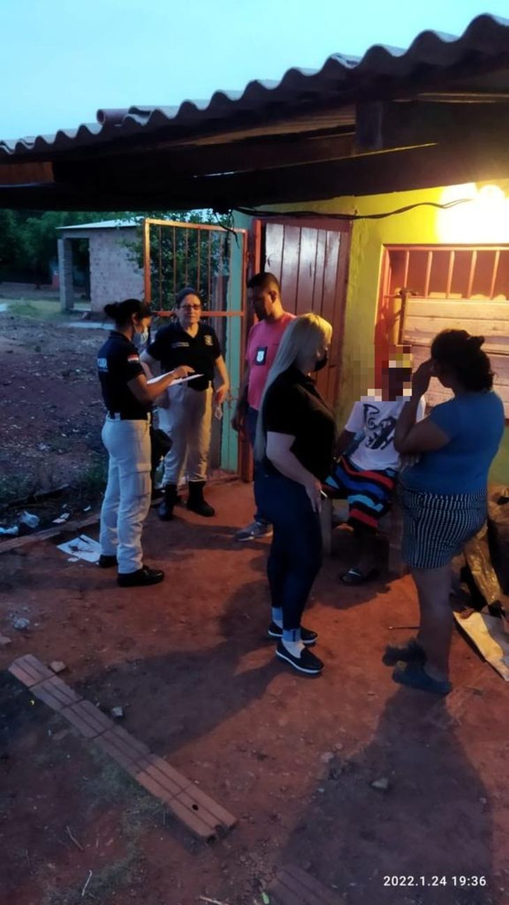 Perversión; menor era obligado a filmar actos sexuales de la madre y el padrastro