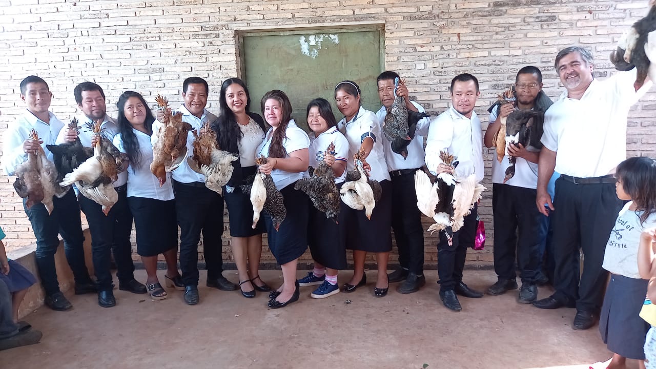 Maestros recibieron gallina como regalo por su día en Canindeyú
