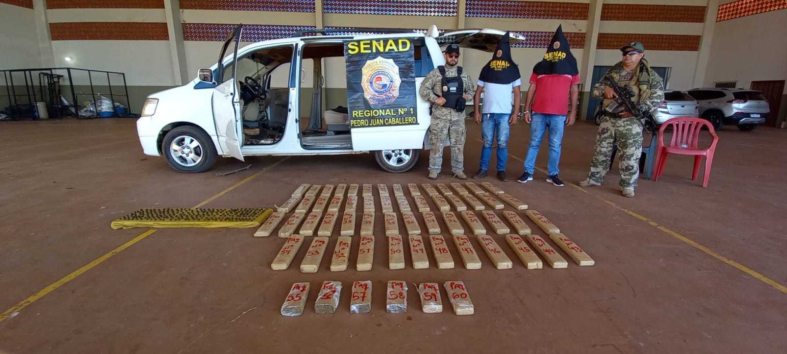 SENAD capturó a dos personas que transportaban droga en una furgoneta