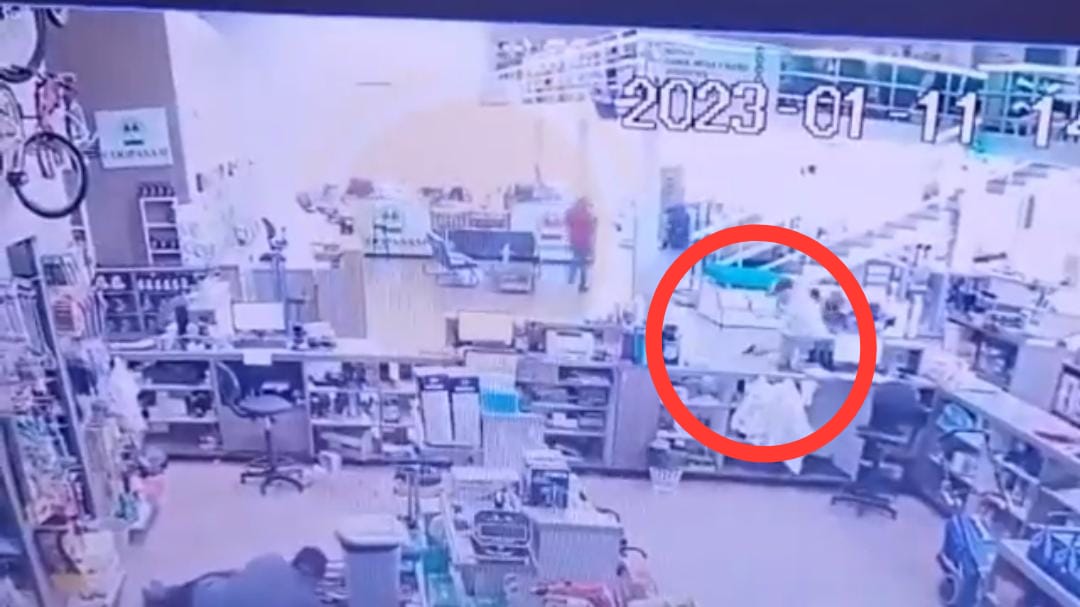 VÍDEO. Sicario asesina a un hombre dentro de un comercio de Minga Porâ