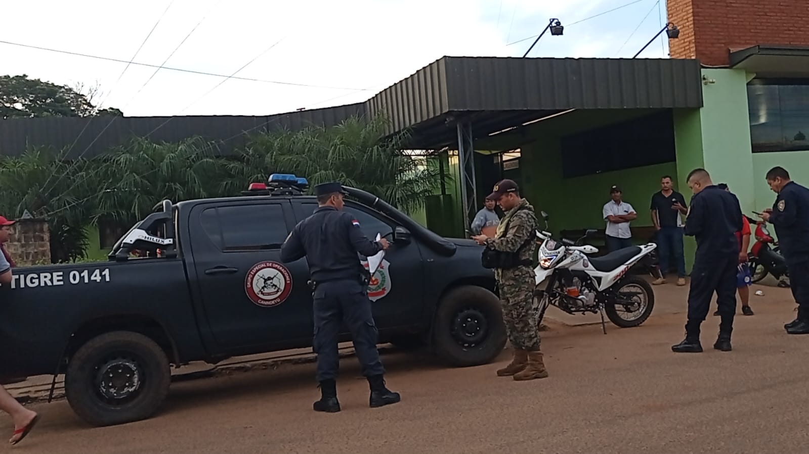 Personal policial herido por disparo accidental de su propia arma