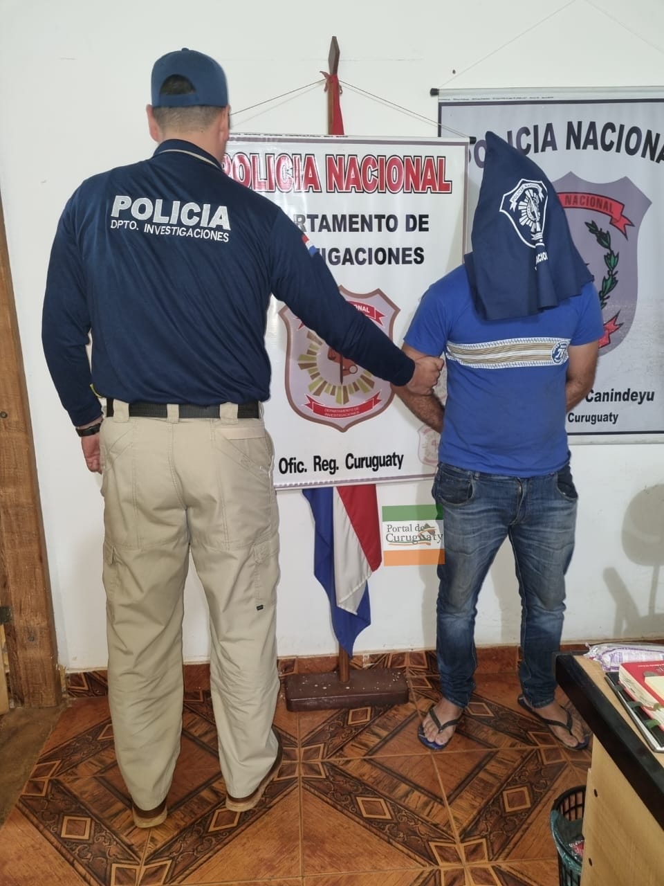 Policía detiene a manifestante en la rotonda de Yasy Cañy