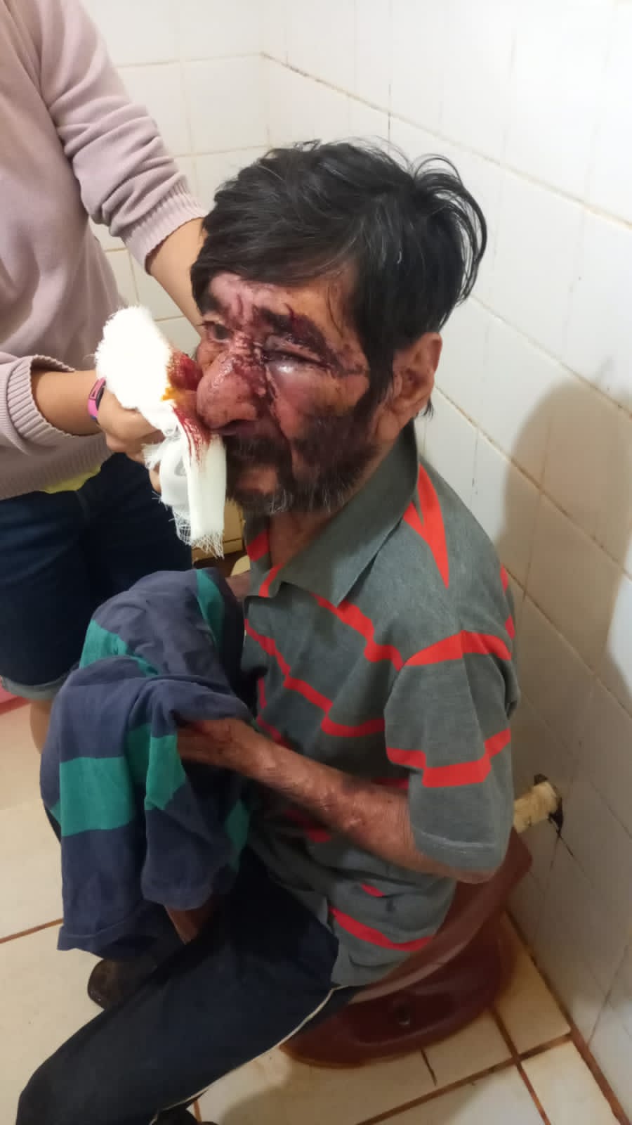 VÍDEO. Mujer pide que su hermano vaya a la cárcel por brutal agresión a su padre