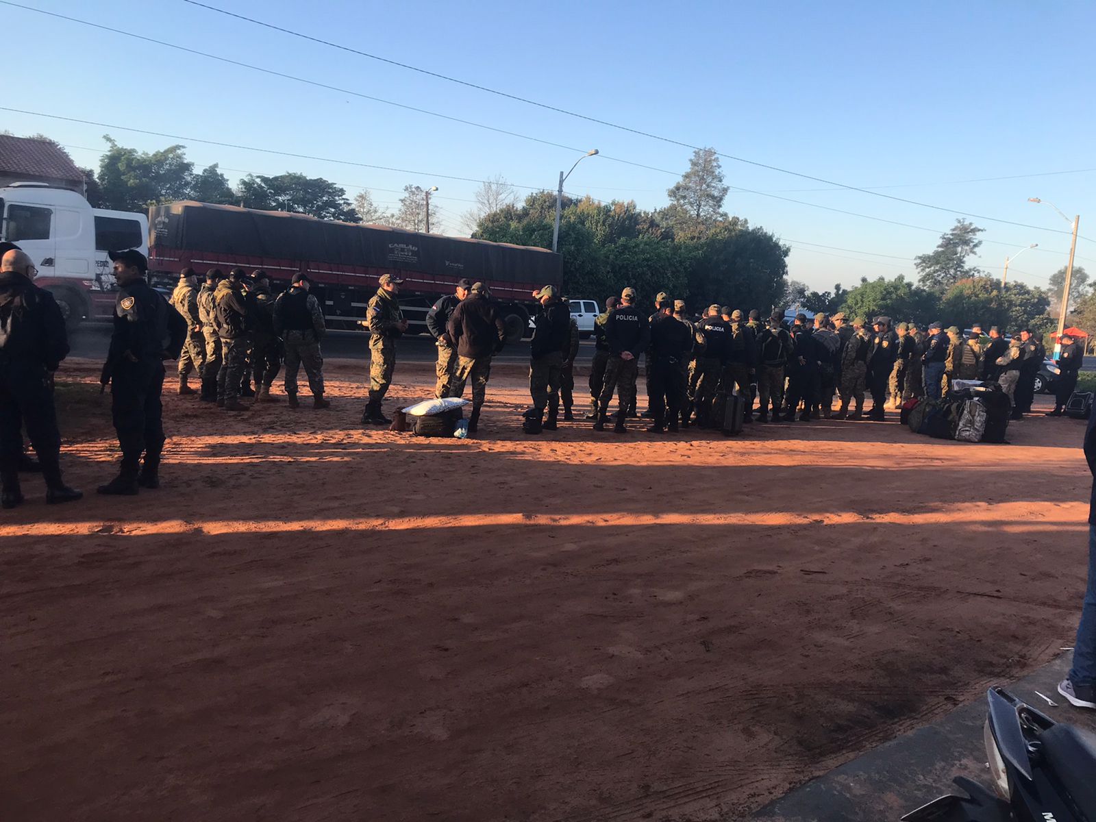 Policía acuartelada en Yasy Cañy. Habrá desalojo?