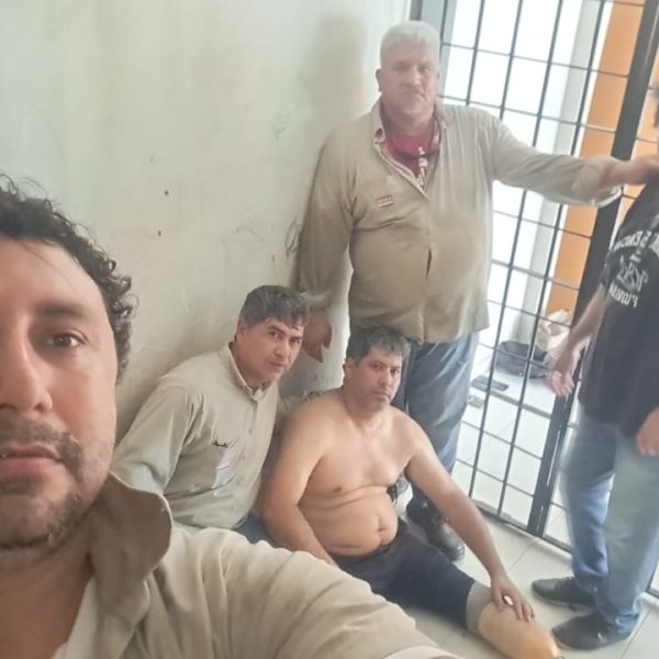 Apagón apagón gritan funcionarios de SITRANDE por la liberación de detenidos