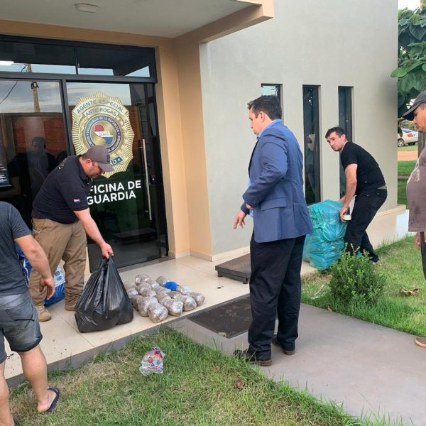 Incautan casi 200 kg. de droga preparados para el Brasil en zona ribereña de Salto del Guairá