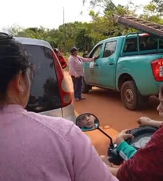 Vecinos expulsan a funcionarios de la ANDE que pretendían cortar la energía eléctrica