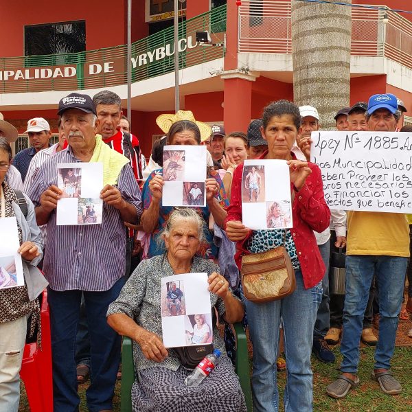 Manifestación de adultos mayores frente a la comuna de Yrybucuá