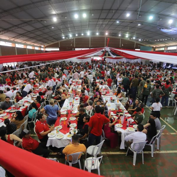 Encuentro de colorados con mucha comida y bebidas en Ciudad del Este