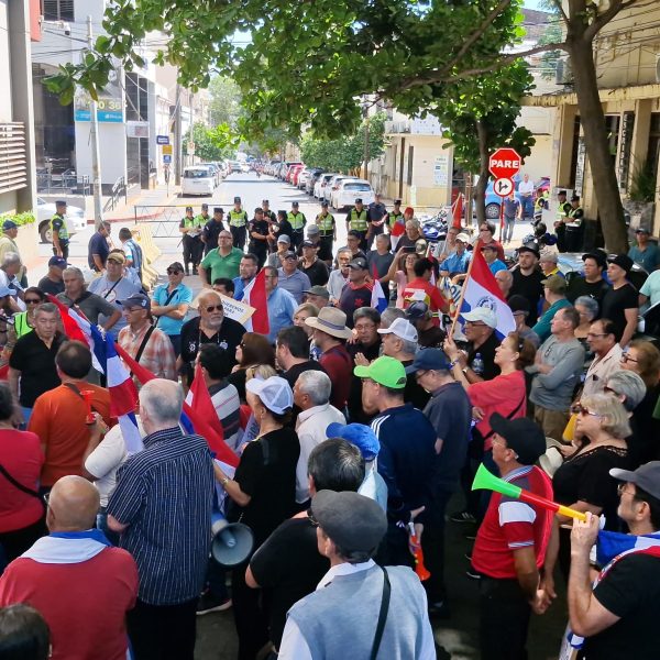 Jubilados se manifestaron frente a la fiscalia General del Estado