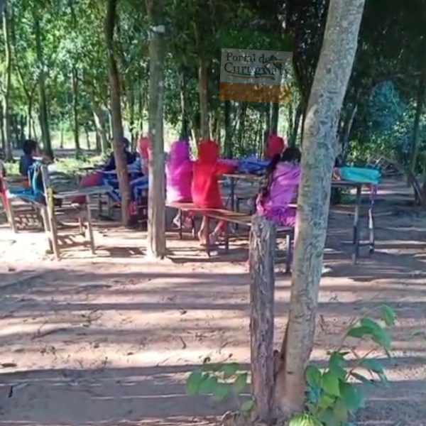 En Potrerito alumnos siguen dando clases bajo árboles