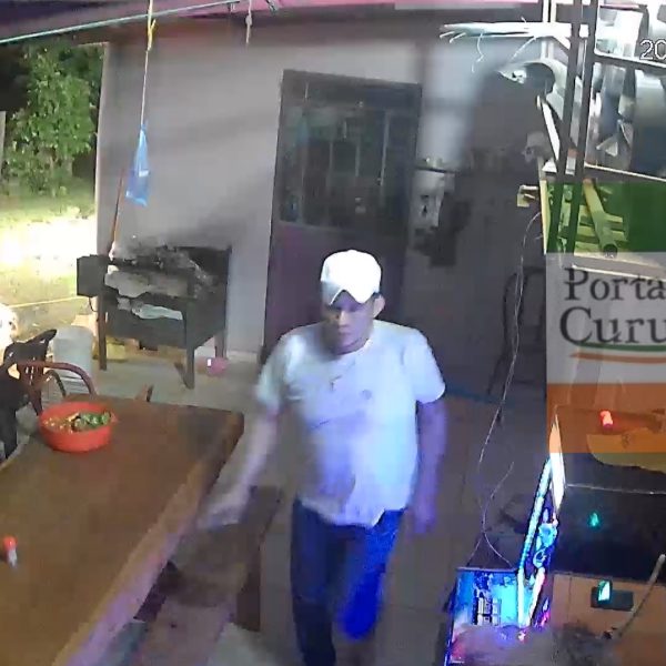 Hombre atropella vivienda, hiere a una mujer en Ybyrarobaná y sigue prófugo