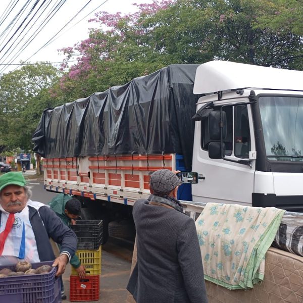 En camionada llega la ayuda a los abuelos de la Carpa de la Resistencia