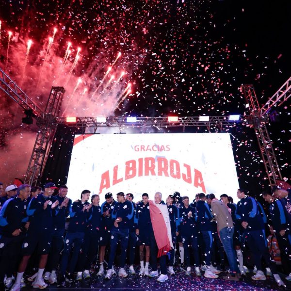 Eufórico recibimiento a la Albirroja en el Silvio Pettirossi