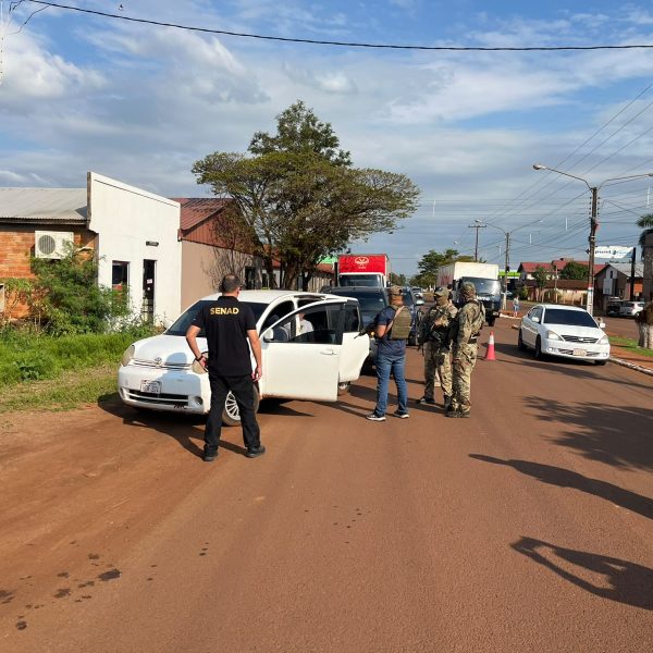 SENAD detiene a suboficial de la Policía con 20 fusiles de guerra ocultos en un doble fondo