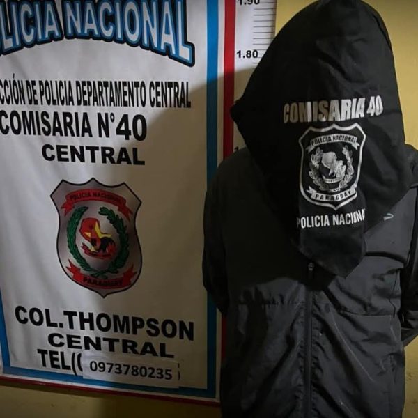 Detienen a suboficial de policía por disparar y presumtamente golpear a su pareja