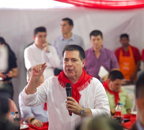 Cartes habría amenazado con cobrar deudas de campaña a senadores